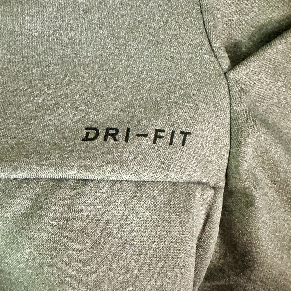 🥂SOLD🥂NIKE Dri-Fit XL Men’s Grey Zip Hooded Jacket - Picture 2 of 7